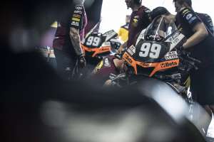 Japan smiles once again on the Elf Marc VDS / KM99 Team, finishing P9 at the 8 Hours of Suzuka, third round of the FIM EWC