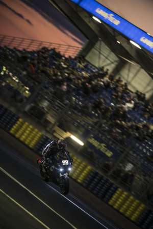 Remontée Impressionnante pour l'Équipe KM99 aux 24 Heures Motos, Première Manche du FIM EWC